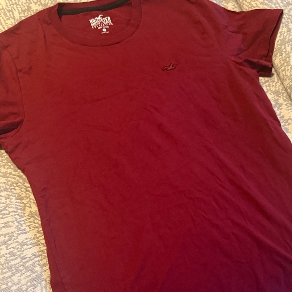 Hollister Men's Burgundy Short Sleeve Tee